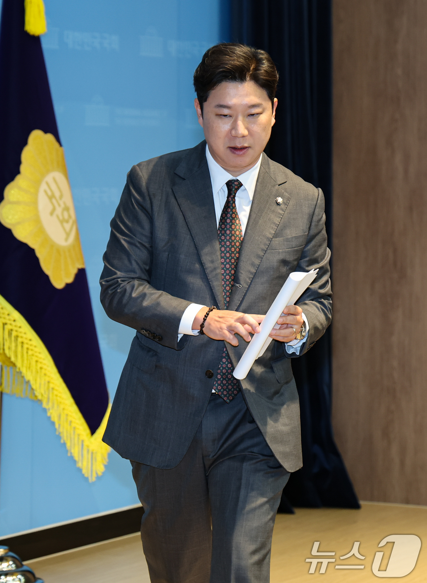 (서울=뉴스1) 김도우 기자 = 국민의힘 중앙윤리위원회로 부터 당원권 정지 징계를 받은 진종오 의원이 21일 서울 여의도 국회 소통관에서 윤리위 징계관련 입장을 밝히는 기자회견을 …