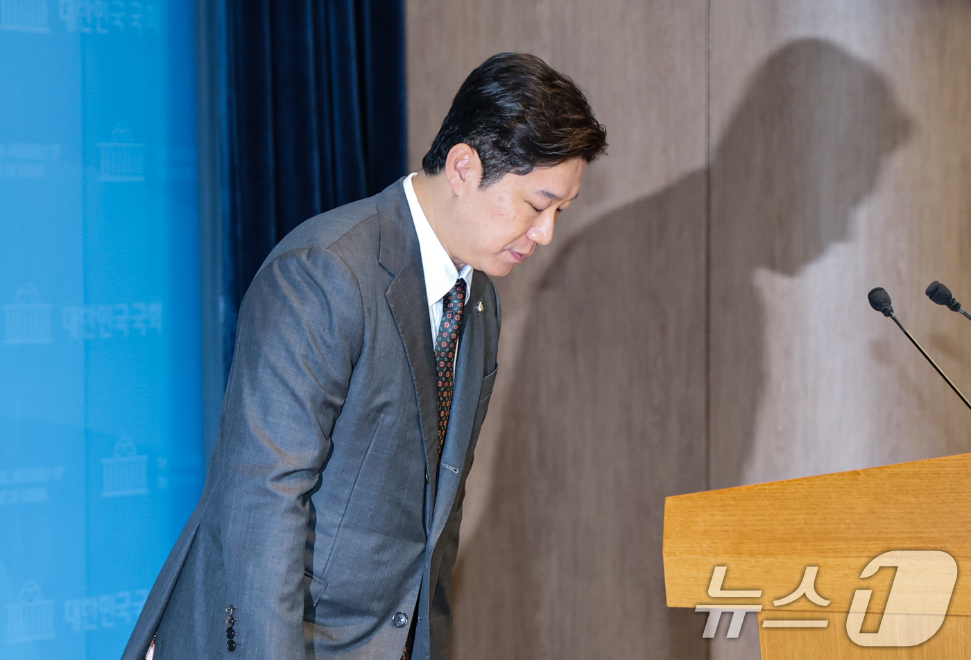 (서울=뉴스1) 김도우 기자 = 국민의힘 중앙윤리위원회로 부터 당원권 정지 징계를 받은 진종오 의원이 21일 서울 여의도 국회 소통관에서 윤리위 징계관련 입장을 밝히는 기자회견을 …