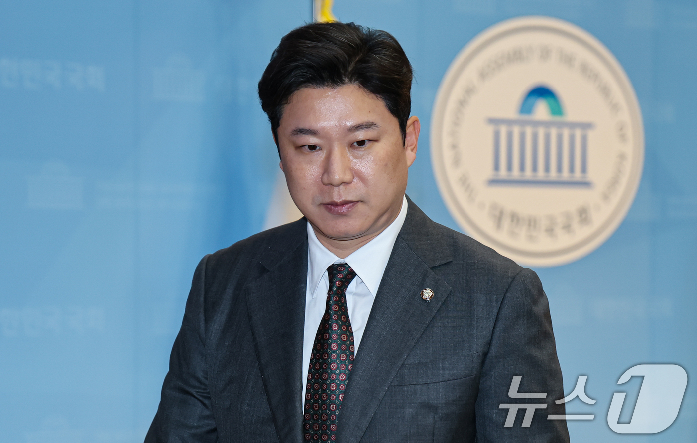 (서울=뉴스1) 김도우 기자 = 국민의힘 중앙윤리위원회로 부터 당원권 정지 징계를 받은 진종오 의원이 21일 서울 여의도 국회 소통관에서 윤리위 징계관련 입장을 밝히는 기자회견을 …
