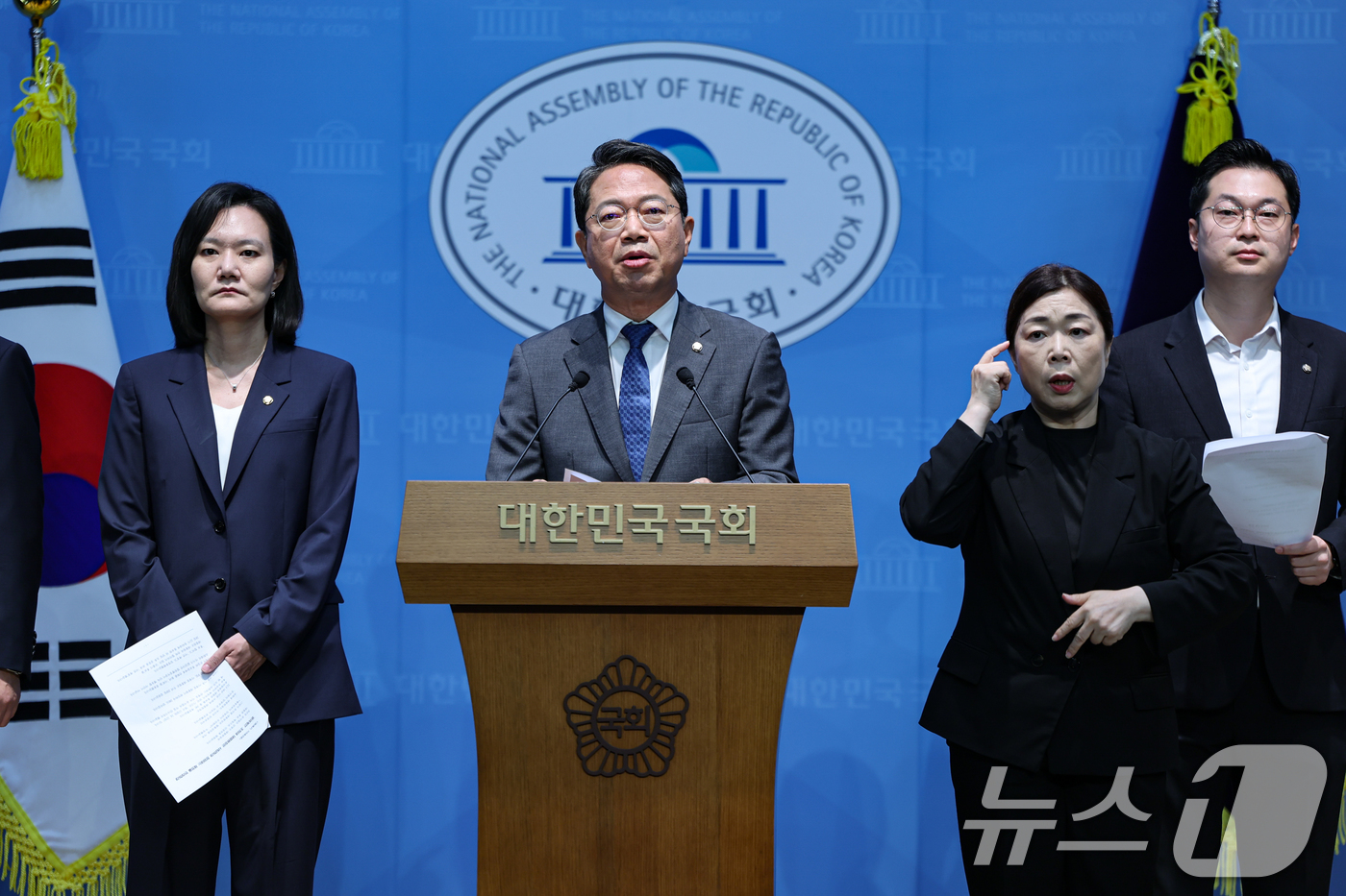 (서울=뉴스1) 김도우 기자 = 김승원 법제사법위원회 여당 간사를 비롯한 여당 소속 법사위원들이 21일 서울 여의도 국회 소통관에서 조희대 대법원장 사퇴 촉구 기자회견을 하고 있다 …
