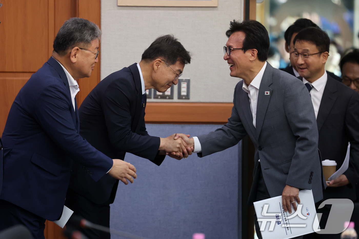 (강릉=뉴스1) 황기선 기자 = 김민석 더불어민주당 대표가 21일 오전 강원 강릉시청에서 열린 '강릉 최고위원회의'에서 김중남 강릉시장과 인사하고 있다.  2026.8.21/뉴스1 …