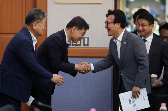 강릉 시장과 악수 나누는 김민석 대표
