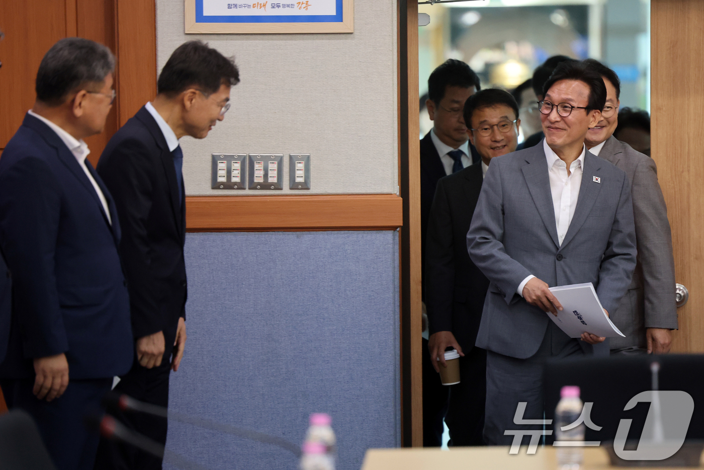 (강릉=뉴스1) 황기선 기자 = 김민석 더불어민주당 대표가 21일 오전 강원 강릉시청에서 열린 '강릉 최고위원회의'에 참석하고 있다.  2026.8.21/뉴스1