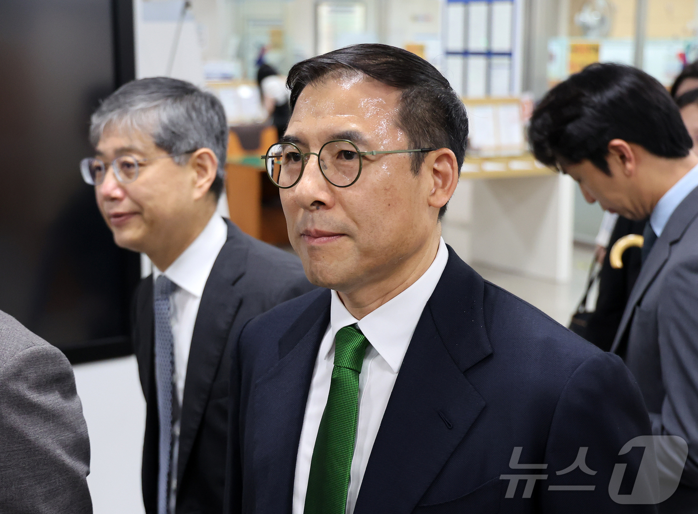 (서울=뉴스1) 김진환 기자 = 효성가(家) 차남인 조현문 전 효성그룹 부사장이 21일 오전 서울 서초구 서울중앙지법에서 열린 강요미수 혐의 사건 공판에 출석하고 있다. 2026. …