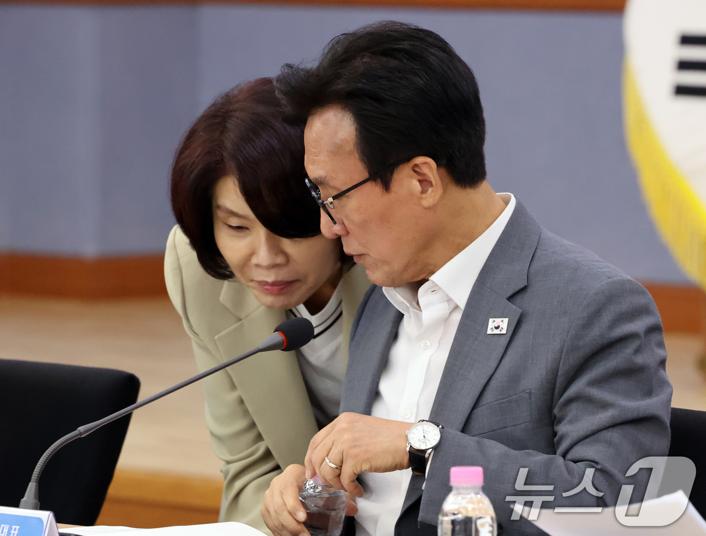 (강릉=뉴스1) 황기선 기자 = 더불어민주당 김민석 대표와 한정애 사무총장이 21일 오전 강원 강릉시청에서 열린 '강릉 최고위원회의'에서 대화를 나누고 있다.  2026.8.21/ …