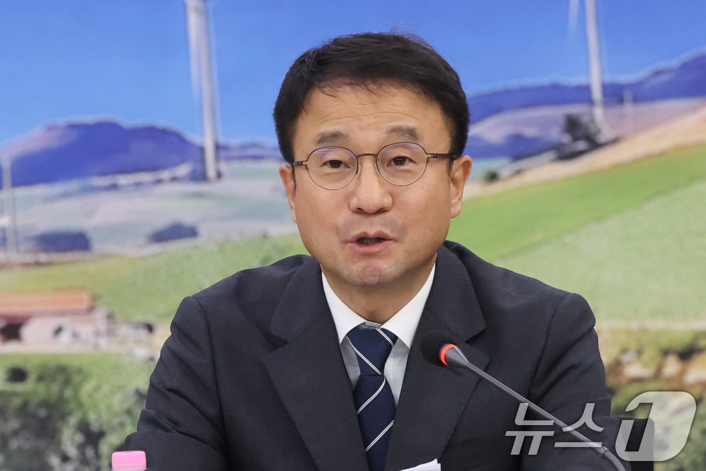 (강릉=뉴스1) 황기선 기자 = 한병도 더불어민주당 원내대표가 21일 오전 강원 강릉시청에서 열린 '강릉 최고위원회의'에서 모두발언을 하고 있다.  2026.8.21/뉴스1