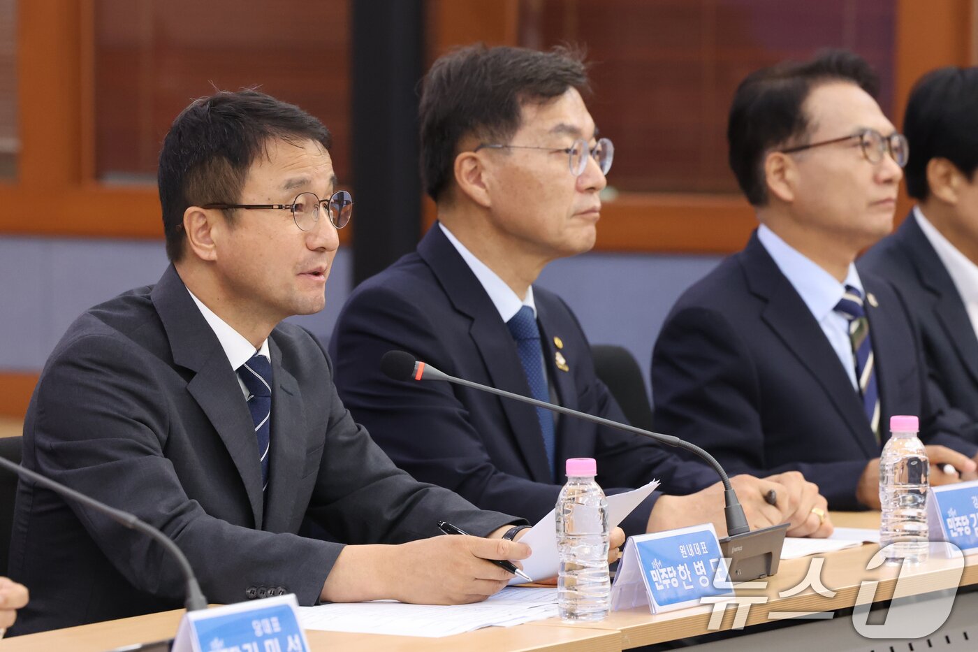 본문 이미지 - 한병도 더불어민주당 원내대표가 21일 오전 강원 강릉시청에서 열린 '강릉 최고위원회의'에서 모두발언을 하고 있다. 2026.8.21 ⓒ 뉴스1 황기선 기자