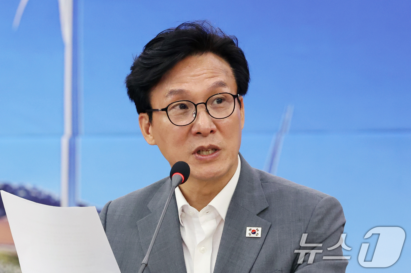 (강릉=뉴스1) 황기선 기자 = 김민석 더불어민주당 대표가 21일 오전 강원 강릉시청에서 열린 '강릉 최고위원회의'에서 모두발언을 하고 있다. 2026.8.21/뉴스1