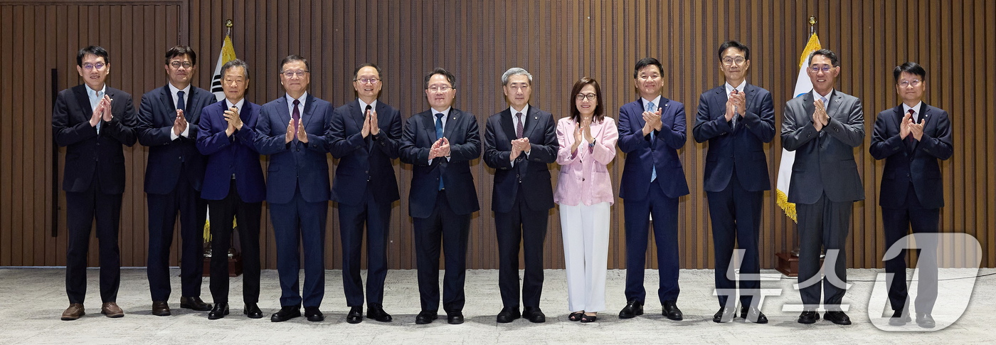 (서울=뉴스1) = 권민수 한국은행 부총재(왼쪽 여섯 번째)가 21일 서울 중구 한은에서 열린 취임식에서 신현송 총재(왼쪽 일곱 번쨰) 등 참석자들과 기념촬영을 하고 있다. (한국 …