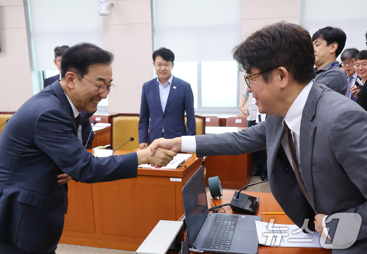 (서울=뉴스1) 신웅수 기자 = 김윤덕 국토교통부 장관이 21일 서울 여의도 국회에서 열린 국토교통위원회 전체회의에서 유의동 위원장과 인사하고 있다. 2026.8.21/뉴스1