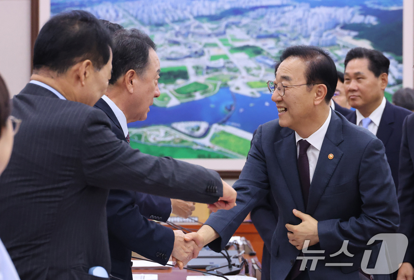(서울=뉴스1) 신웅수 기자 = 김윤덕 국토교통부 장관이 21일 서울 여의도 국회에서 열린 국토교통위원회 전체회의에서 국민의힘 의원들과 대화하고 있다. 2026.8.21/뉴스1