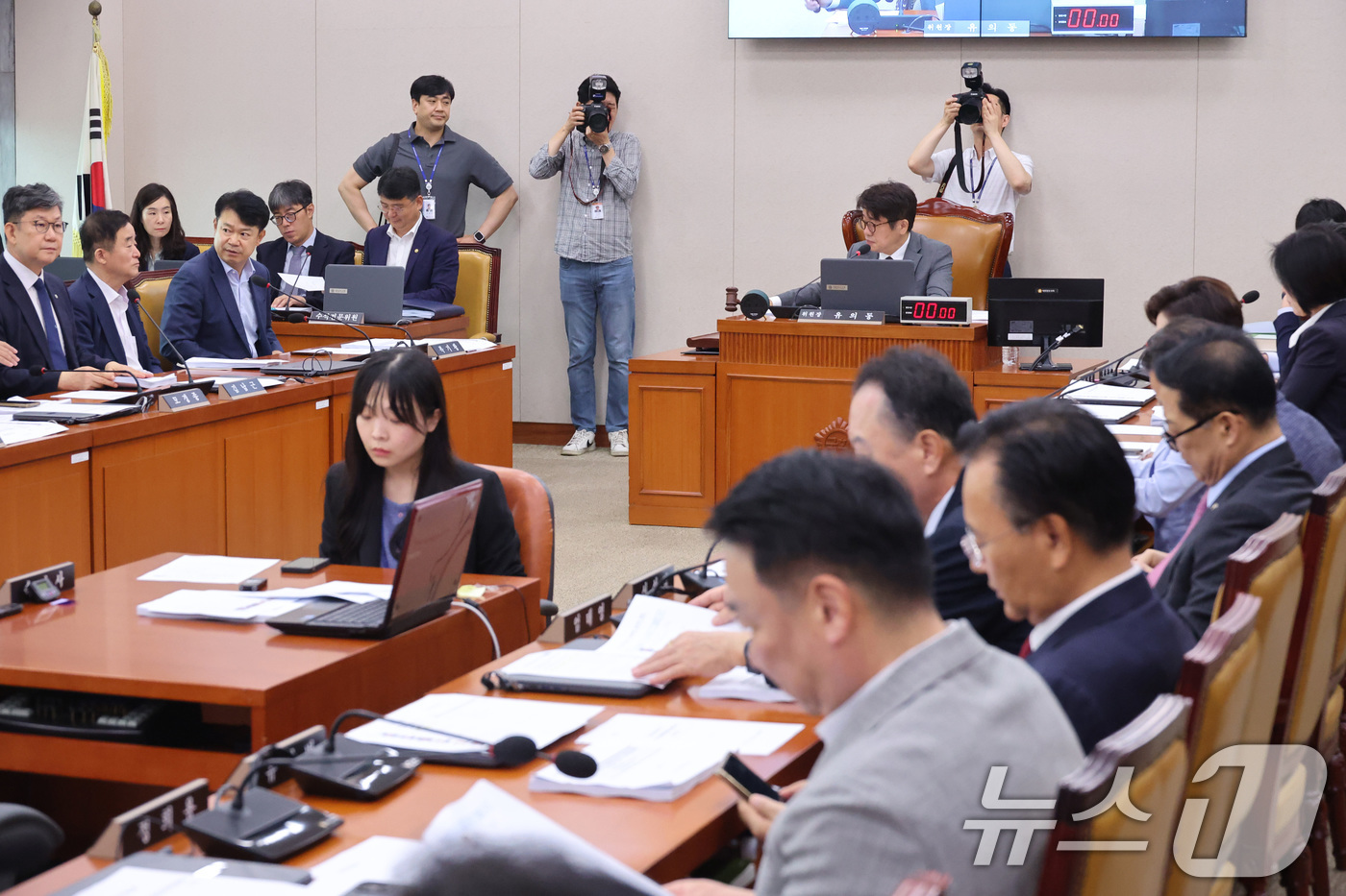 (서울=뉴스1) 신웅수 기자 = 유의동 위원장이 21일 서울 여의도 국회에서 열린 국토교통위원회 전체회의에서 의사봉을 두드리고 있다. 2026.8.21/뉴스1