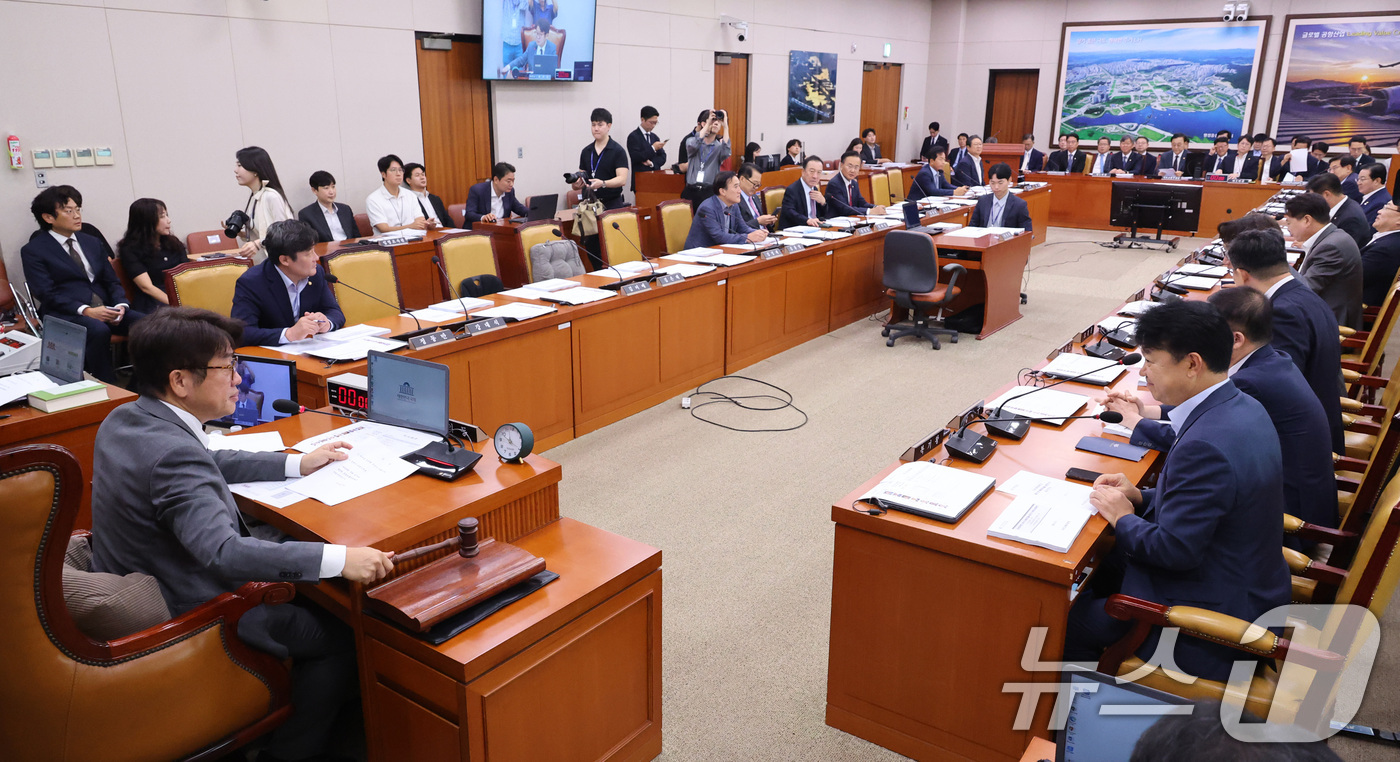 (서울=뉴스1) 신웅수 기자 = 유의동 위원장이 21일 서울 여의도 국회에서 열린 국토교통위원회 전체회의에서 의사봉을 두드리고 있다. 2026.8.21/뉴스1