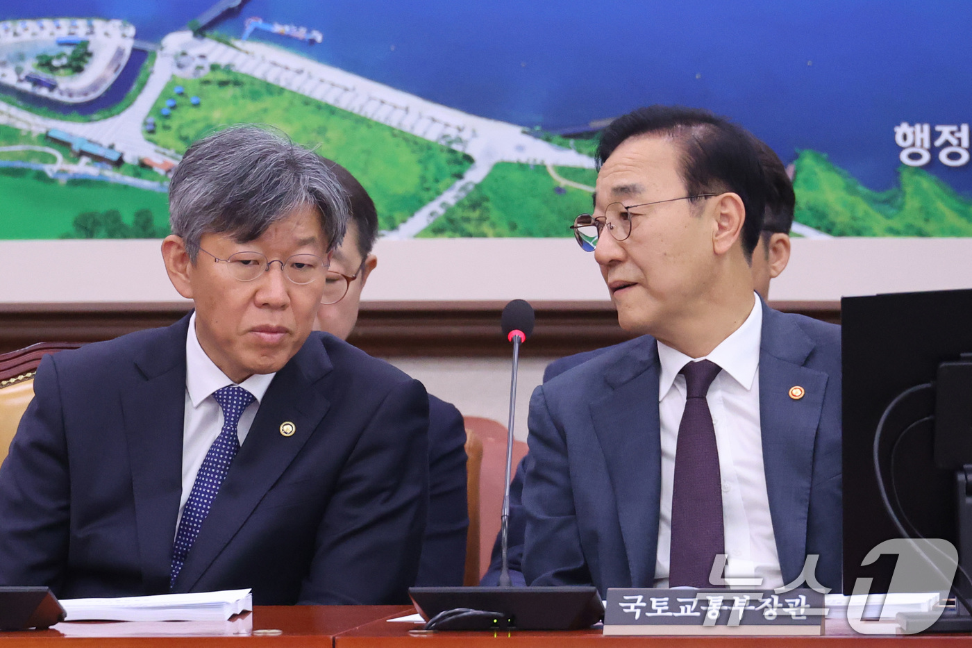 (서울=뉴스1) 신웅수 기자 = 김윤덕 국토교통부 장관과 김이탁 1차관이 21일 서울 여의도 국회에서 열린 국토교통위원회 전체회의에서 대화하고 있다. 2026.8.21/뉴스1
