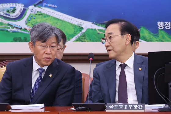 김이탁 차관과 대화하는 김윤덕 장관