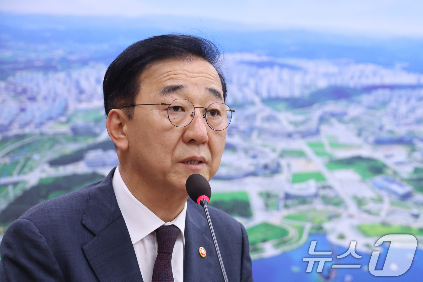(서울=뉴스1) 신웅수 기자 = 김윤덕 국토교통부 장관이 21일 서울 여의도 국회에서 열린 국토교통위원회 전체회의에서 발언하고 있다. 2026.8.21/뉴스1