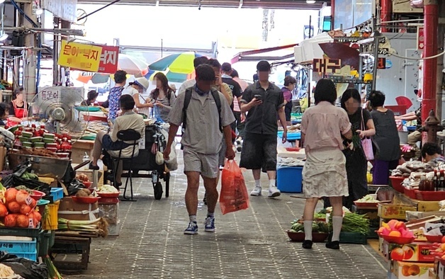폭우 피해 딛고 활기 되찾은 통영 서호시장…지역민·관광객 '북적'