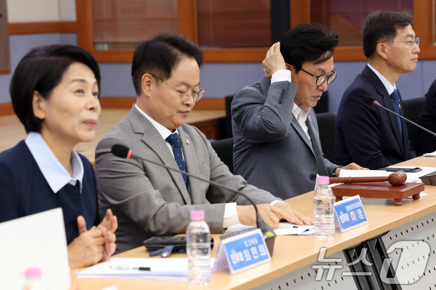 (강릉=뉴스1) 황기선 기자 = 김민석 더불어민주당 대표가 21일 오전 강원 강릉시청에서 열린 '강릉 최고위원회의'에서 최민희 최고위원의 발언을 듣고 있다.  2026.8.21/뉴 …