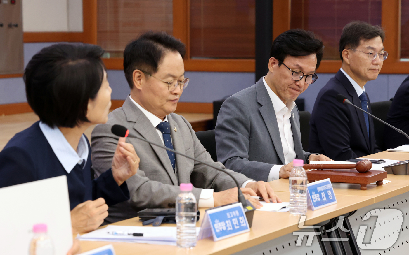 (강릉=뉴스1) 황기선 기자 = 김민석 더불어민주당 대표가 21일 오전 강원 강릉시청에서 열린 '강릉 최고위원회의'에서 최민희 최고위원의 발언을 듣고 있다.  2026.8.21/뉴 …