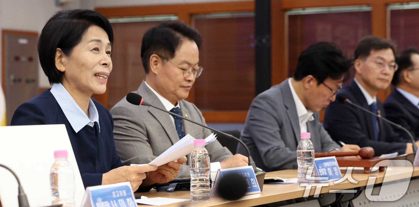 (강릉=뉴스1) 황기선 기자 = 최민희 더불어민주당 최고위원이 21일 오전 강원 강릉시청에서 열린 '강릉 최고위원회의'에서 발언을 하고 있다.  2026.8.21/뉴스1