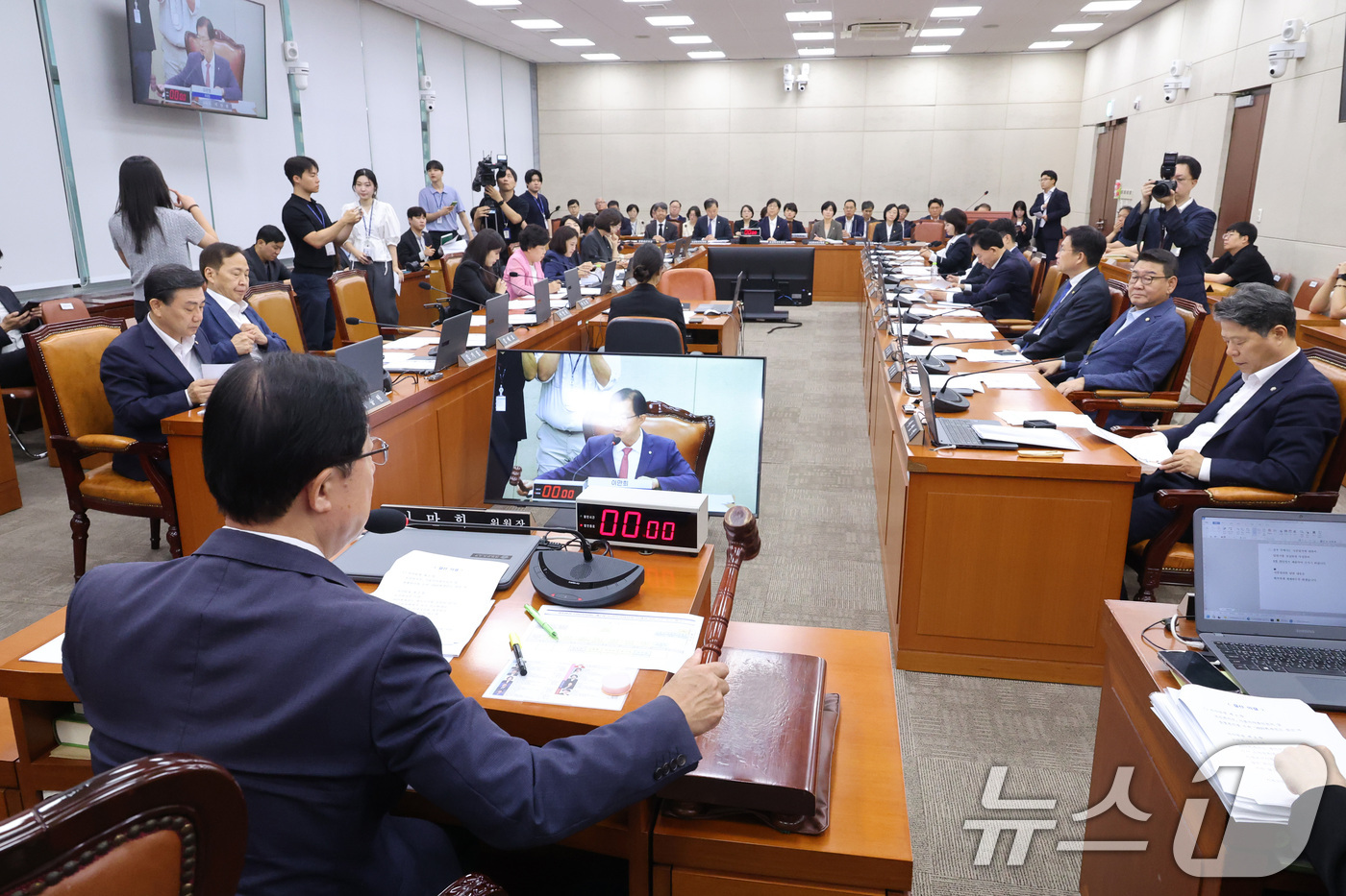 (서울=뉴스1) 신웅수 기자 = 이만희 위원장이 21일 서울 여의도 국회에서 열린 보건복지위원회 전체회의에서 의사봉을 두드리고 있다. 2026.8.21/뉴스1