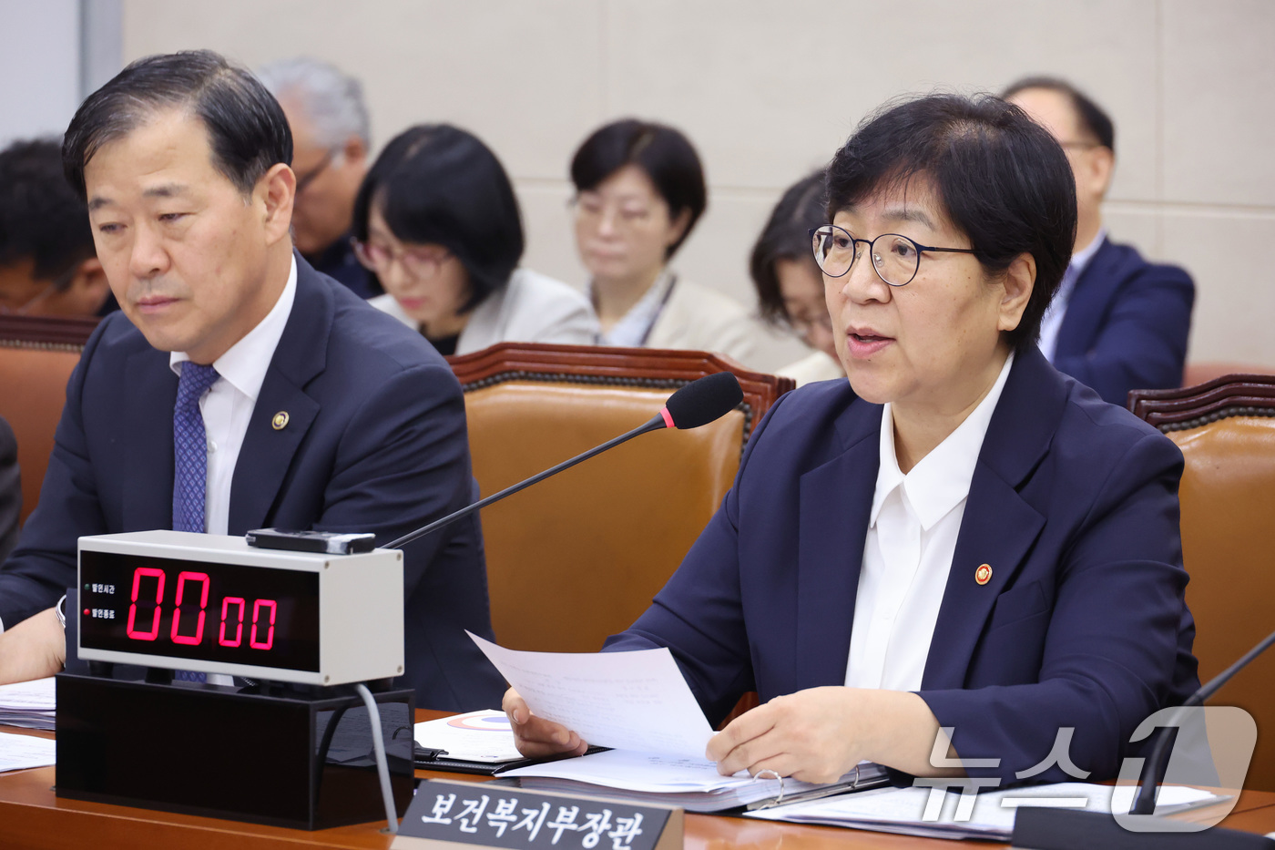 (서울=뉴스1) 신웅수 기자 = 정은경 보건복지부 장관이 21일 서울 여의도 국회에서 열린 보건복지위원회 전체회의에서 의원 질의에 답변하고 있다. 2026.8.21/뉴스1
