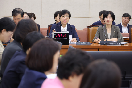 답변하는 정은경 보건복지부 장관