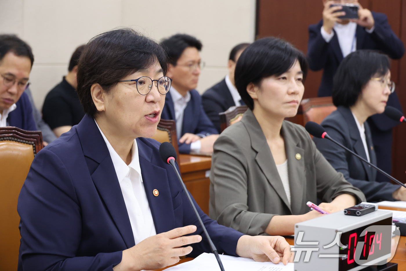 (서울=뉴스1) 신웅수 기자 = 정은경 보건복지부 장관이 21일 서울 여의도 국회에서 열린 보건복지위원회 전체회의에서 의원 질의에 답변하고 있다. 2026.8.21/뉴스1