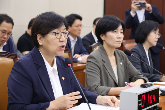 보건복지위 질의 답변하는 정은경 장관