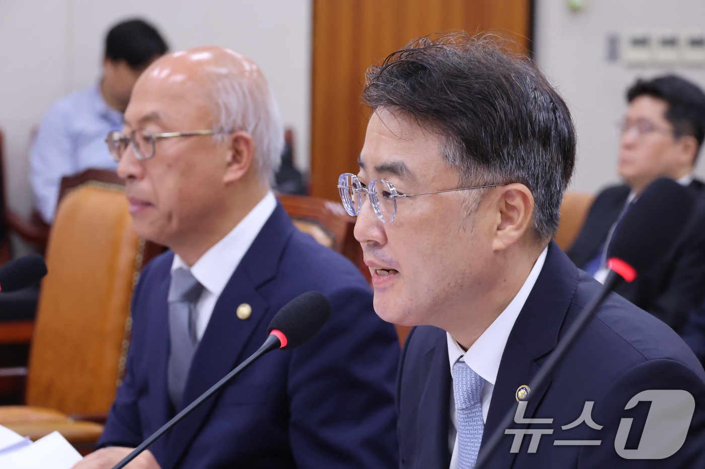 (서울=뉴스1) 신웅수 기자 = 이진수 법무부 차관이 21일 서울 여의도 국회에서 열린 법제사법위원회 전체회의에서 의원 질의에 답변하고 있다. 2026.8.21/뉴스1