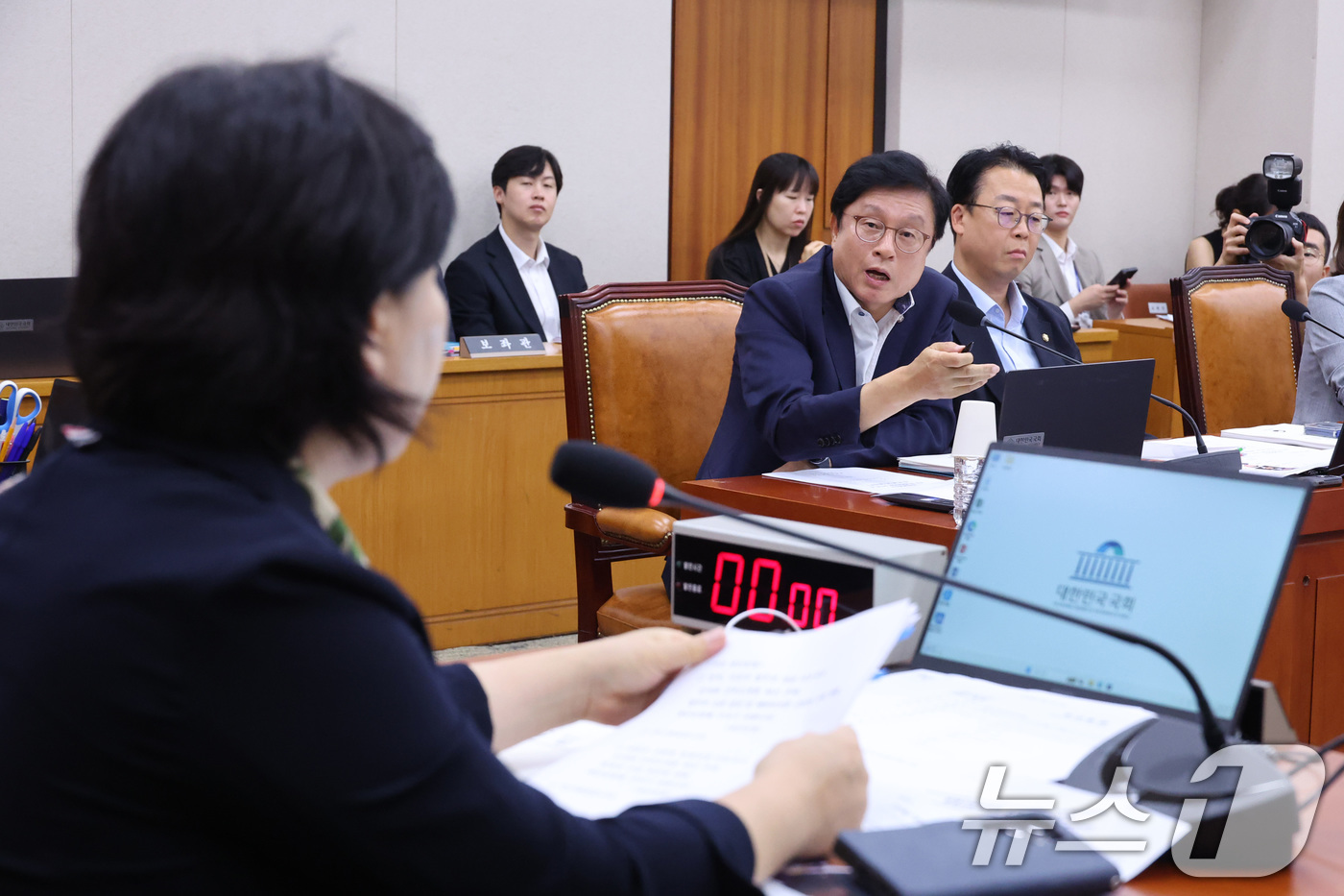 (서울=뉴스1) 신웅수 기자 = 박형수 간사가 21일 서울 여의도 국회에서 열린 법제사법위원회 전체회의에서 서영교 위원장에게 정성호 법무부 장관 불출석과 관련해 항의하고 있다. 2 …
