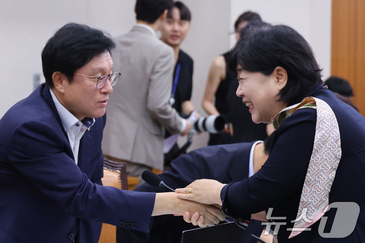 (서울=뉴스1) 신웅수 기자 = 서영교 위원장이 21일 서울 여의도 국회에서 열린 법제사법위원회 전체회의에서 박형수 국민의힘 간사와 인사하고 있다. 2026.8.21/뉴스1