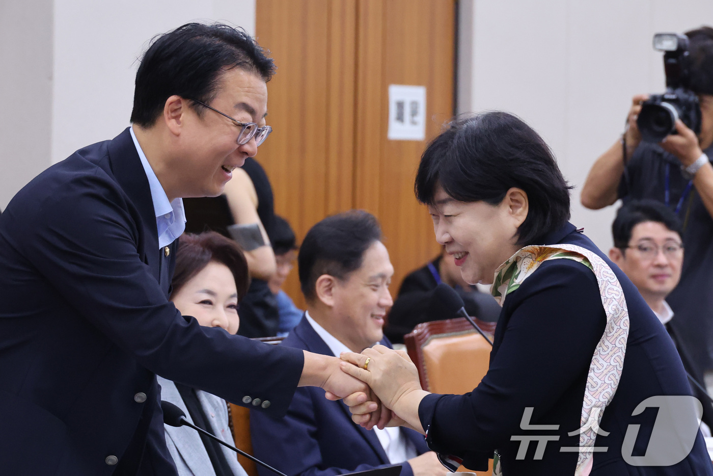 (서울=뉴스1) 신웅수 기자 = 서영교 위원장이 21일 서울 여의도 국회에서 열린 법제사법위원회 전체회의에서 곽규택 국민의힘 의원과 인사하고 있다. 2026.8.21/뉴스1