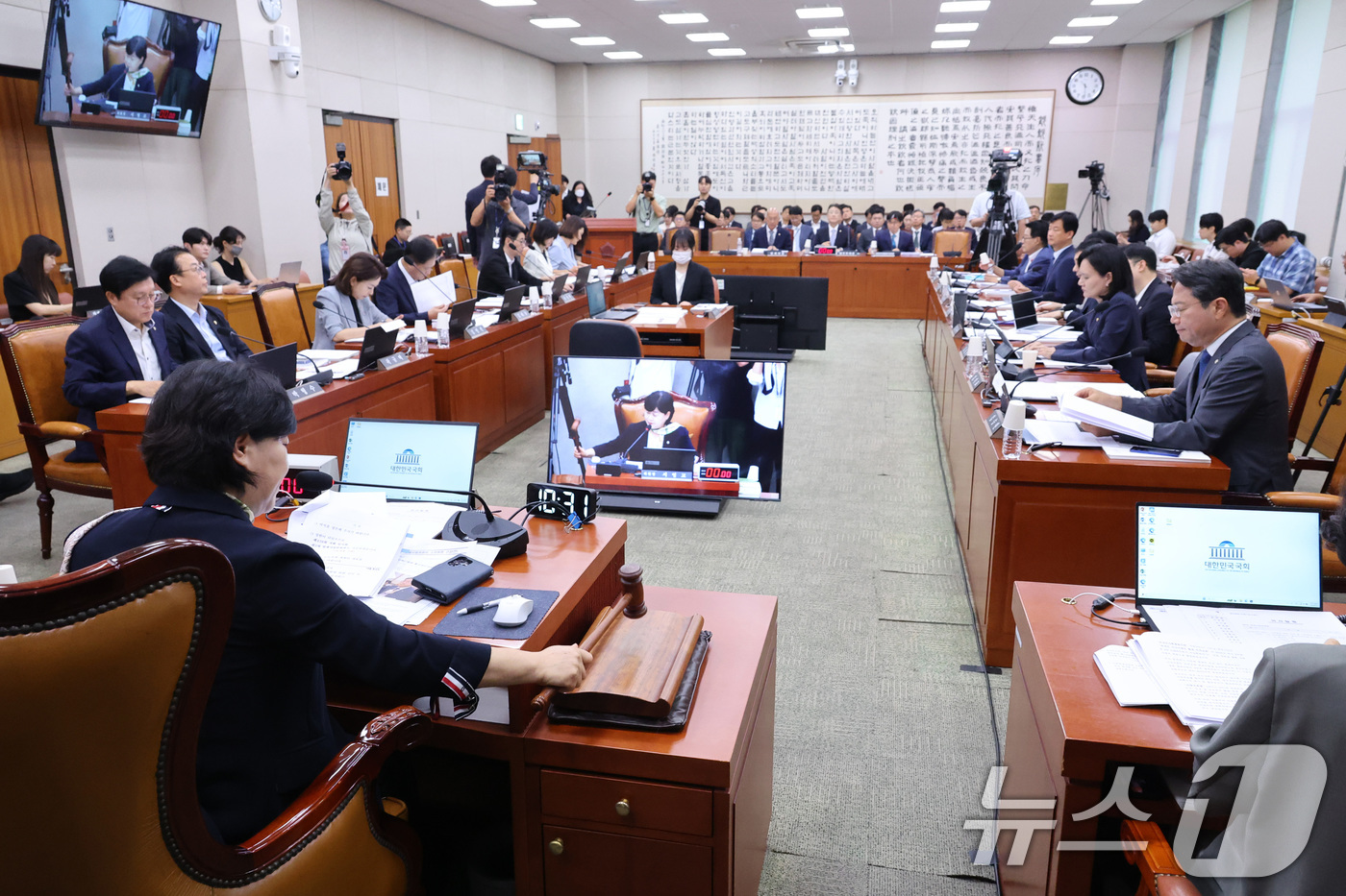(서울=뉴스1) 신웅수 기자 = 서영교 위원장이 21일 서울 여의도 국회에서 열린 법제사법위원회 전체회의에서 의사봉을 두드리고 있다.이날 국회 법제사법위원회는 조희대 대법원장에 대 …