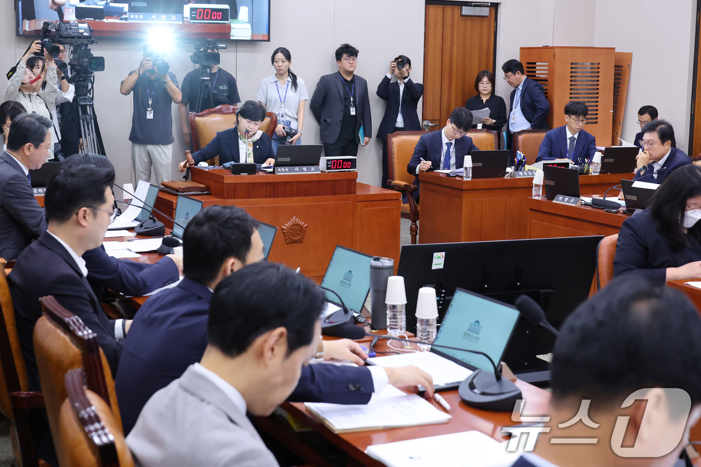 (서울=뉴스1) 신웅수 기자 = 서영교 위원장이 21일 서울 여의도 국회에서 열린 법제사법위원회 전체회의에서 의사봉을 두드리고 있다. 이날 국회 법제사법위원회는 조희대 대법원장에 …