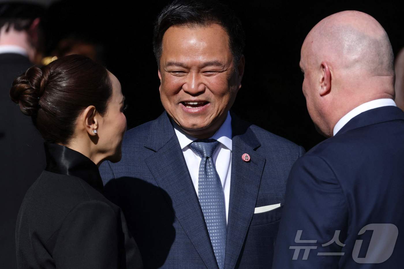 (오클랜드AFP=뉴스1) 한민아 수습기자 = 아누틴 찬위라꾼 태국 총리(가운데)와 크리스토퍼 럭슨 뉴질랜드 총리(오른쪽)가 21일(현지시간) 뉴질랜드 오클랜드 정부청사에서 열린 환 …