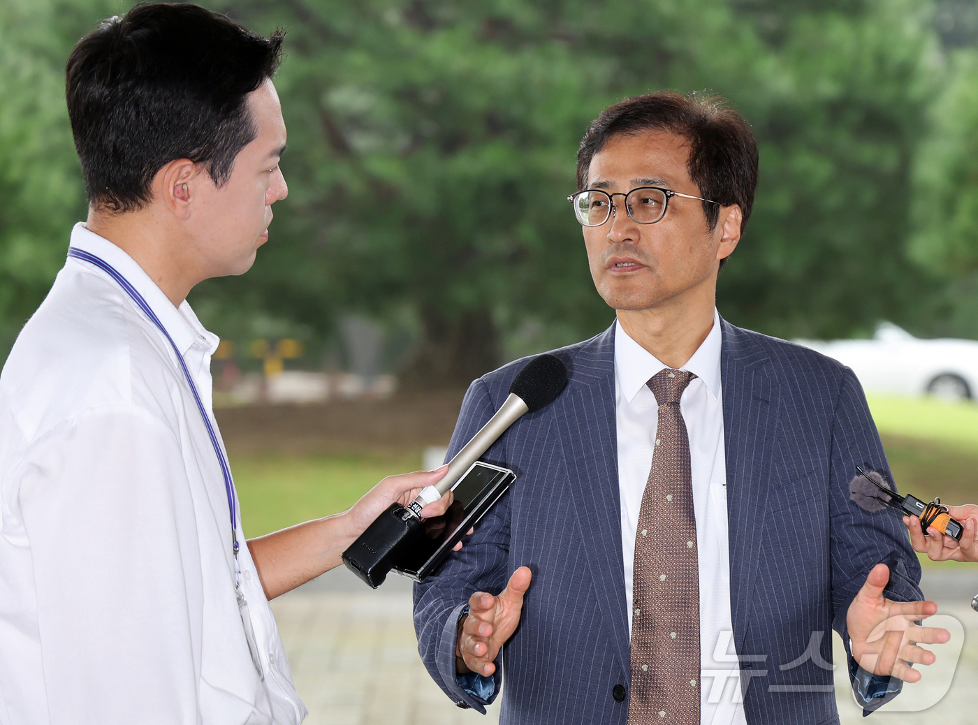 (서울=뉴스1) 김진환 기자 = 6·3 지방선거 투표용지 부족 사태 등을 수사하는 이태한 선거관리위원회 특별검사가 21일 오전 서울 서초구 대검찰청에서 박규형 기획조정부장, 최지석 …