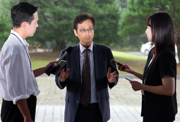취재진 질문에 답변하는 이태한 선관위 특별검사