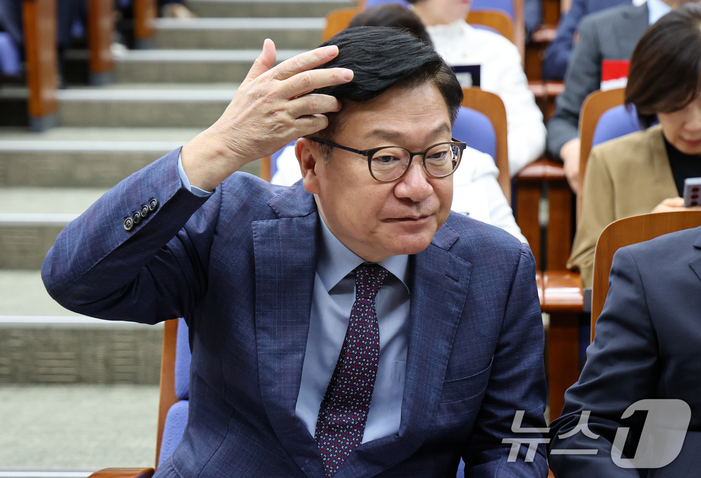 (서울=뉴스1) 김도우 기자 = 정점식 국민의힘 원내대표가 21일 서울 여의도 국회에서 열린 의원총회에 참석해 머리를 만지고 있다. 2026.8.21/뉴스1