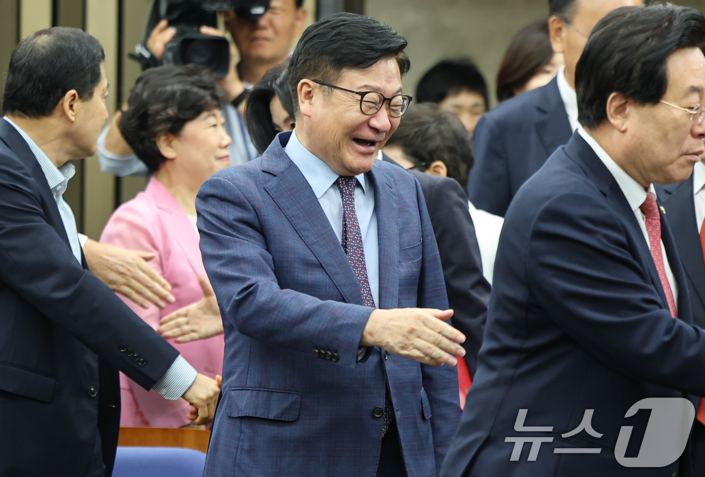 (서울=뉴스1) 김도우 기자 = 정점식 국민의힘 원내대표가 21일 서울 여의도 국회에서 열린 의원총회에 참석하며 의원들과 인사를 나누고 있다. 2026.8.21/뉴스1
