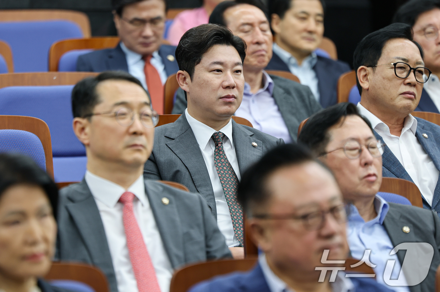 (서울=뉴스1) 김도우 기자 = 국민의힘 중앙윤리위원회로 부터 당원권 정지 징계를 받은 진종오 의원이 21일 서울 여의도 국회에서 열린 의원총회에 참석해 있다. 2026.8.21/ …