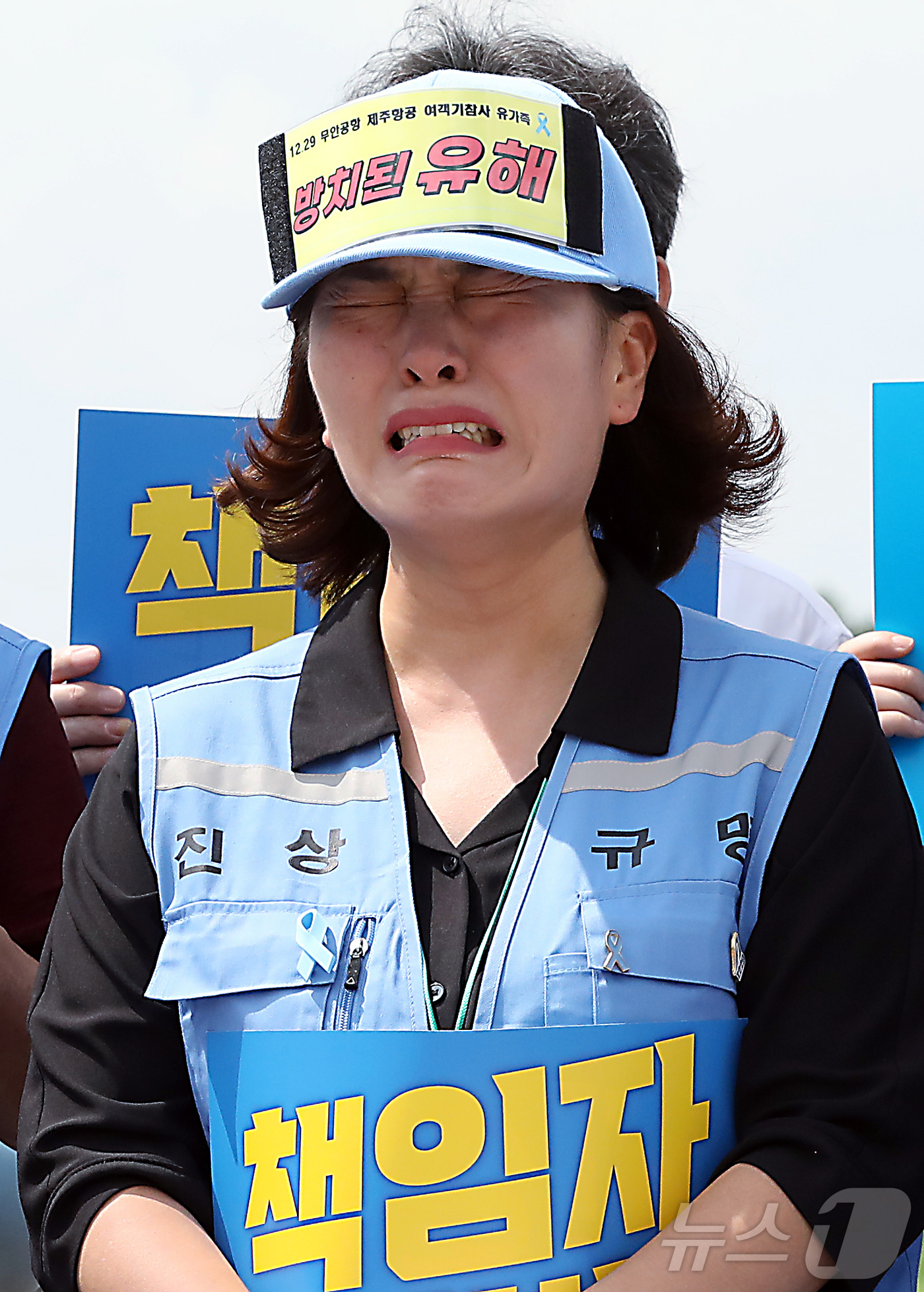 (무안=뉴스1) 안재영 기자 = 김유진 12·29 무안공항 제주항공 여객기 참사 유가족 협의회 대표가 21일 유해 재수색 현장 일대에서 열린 기자회견에서 오열하고 있다. 2026. …