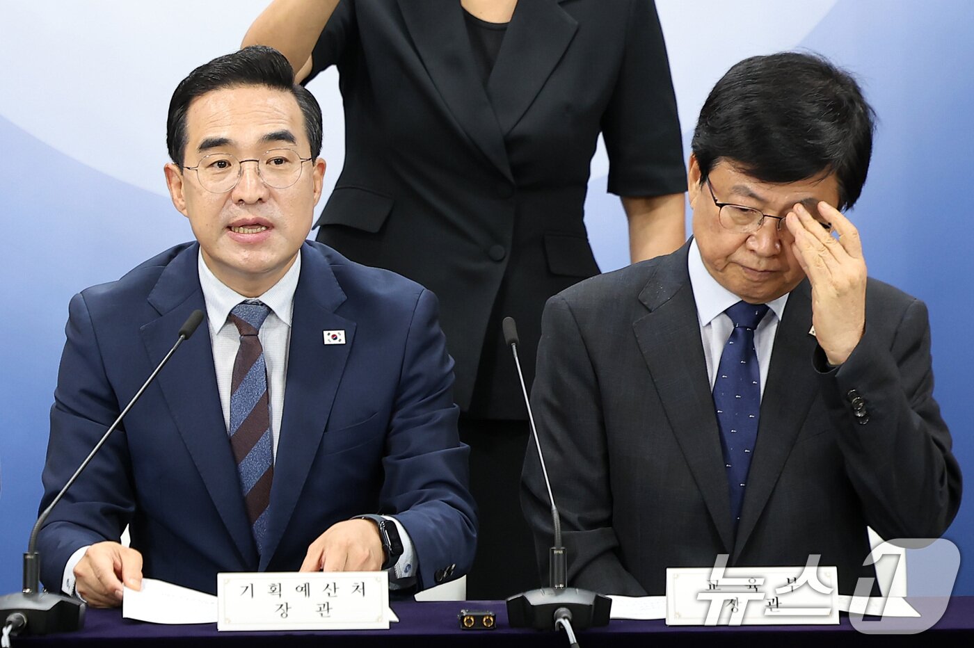 본문 이미지 - 박홍근 기획예산처 장관(왼쪽)이 21일 서울 종로구 정부서울청사에서 열린 제1차 재정운용전략협의회 관계부처 합동 브리핑에서 지방교육재정교부금 개편 방안을 발표 하고 있다. 오른쪽은 최교진 교육부 장관. 2026.8.21 ⓒ 뉴스1 김성진 기자