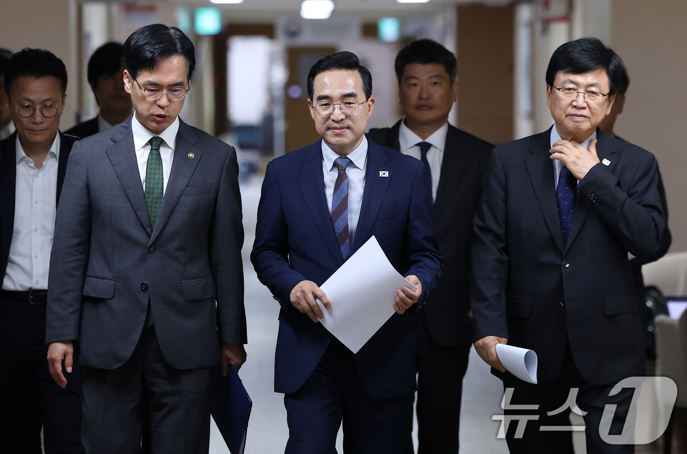 (서울=뉴스1) 김성진 기자 = 박홍근 기획예산처 장관(가운데)이 21일 서울 종로구 정부서울청사에서 열린 제1차 재정운용전략협의회 관계부처 합동 브리핑에 참석하고 있다. 왼쪽부터 …