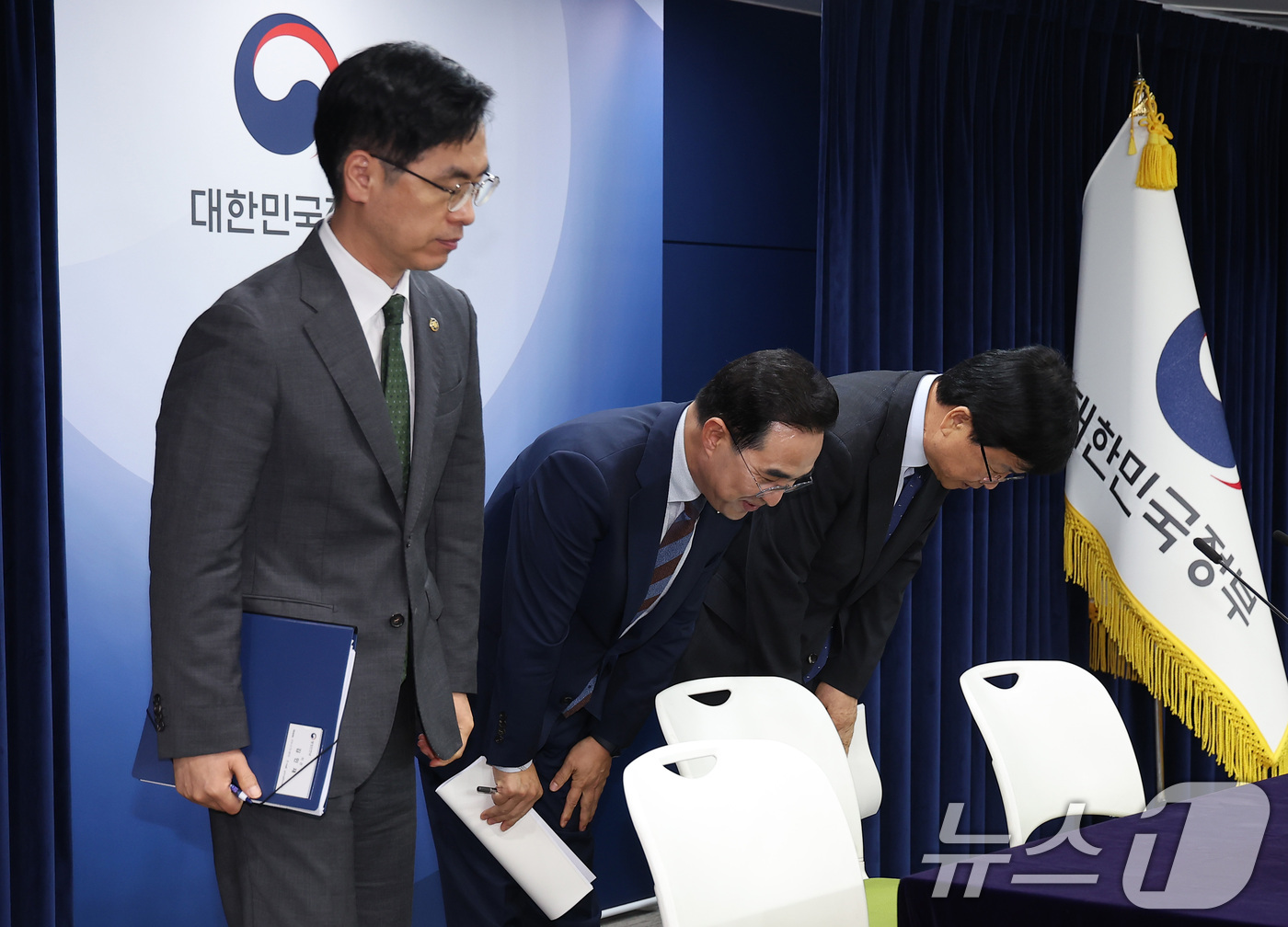 (서울=뉴스1) 김성진 기자 = 박홍근 기획예산처 장관(가운데)이 21일 서울 종로구 정부서울청사에서 열린 제1차 재정운용전략협의회 관계부처 합동 브리핑에서 지방교육재정교부금 개편 …