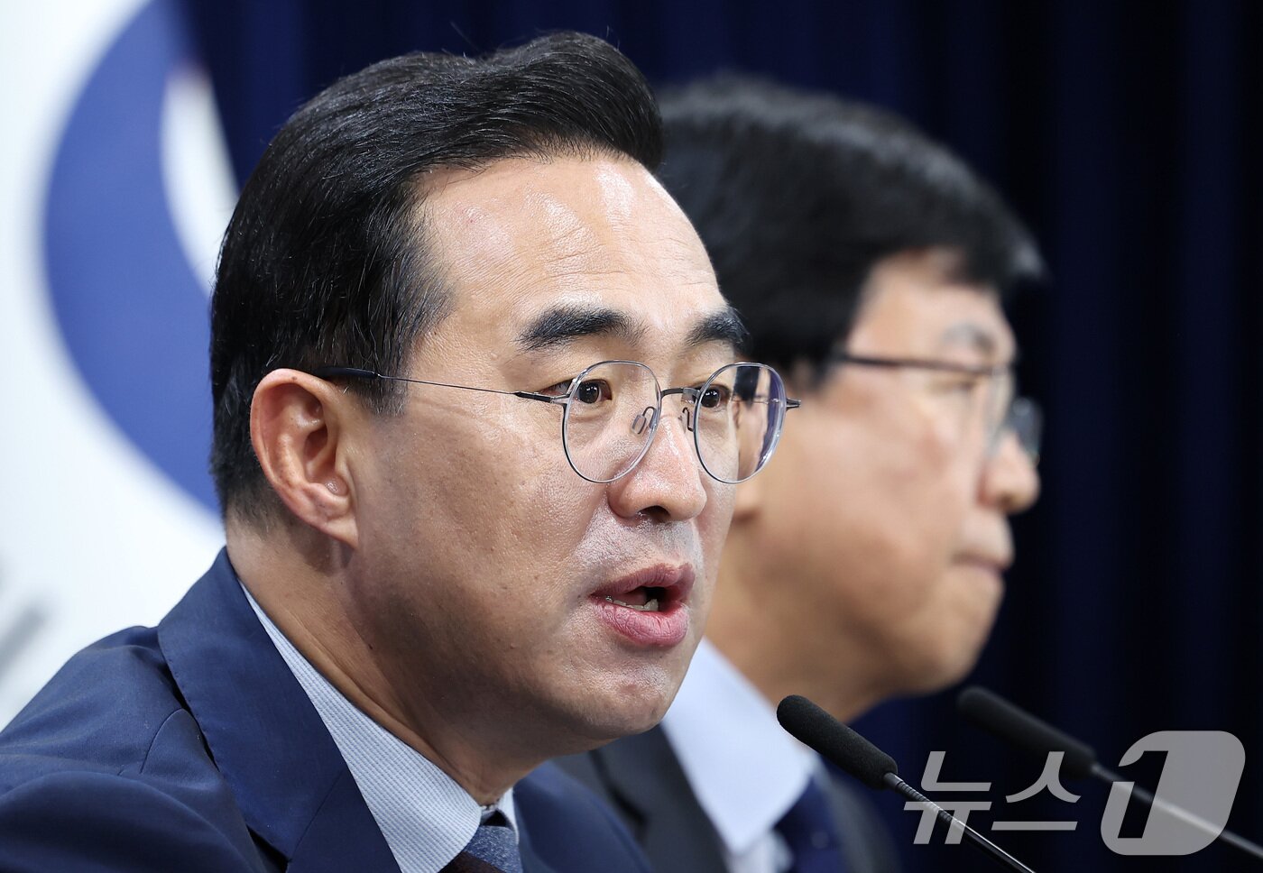 본문 이미지 - 박홍근 기획예산처 장관(왼쪽)이 21일 서울 종로구 정부서울청사에서 제1차 재정운용전략협의회 관계부처 합동 브리핑을 하고 있다. 오른쪽은 최교진 교육부 장관. ⓒ 뉴스1 김성진 기자