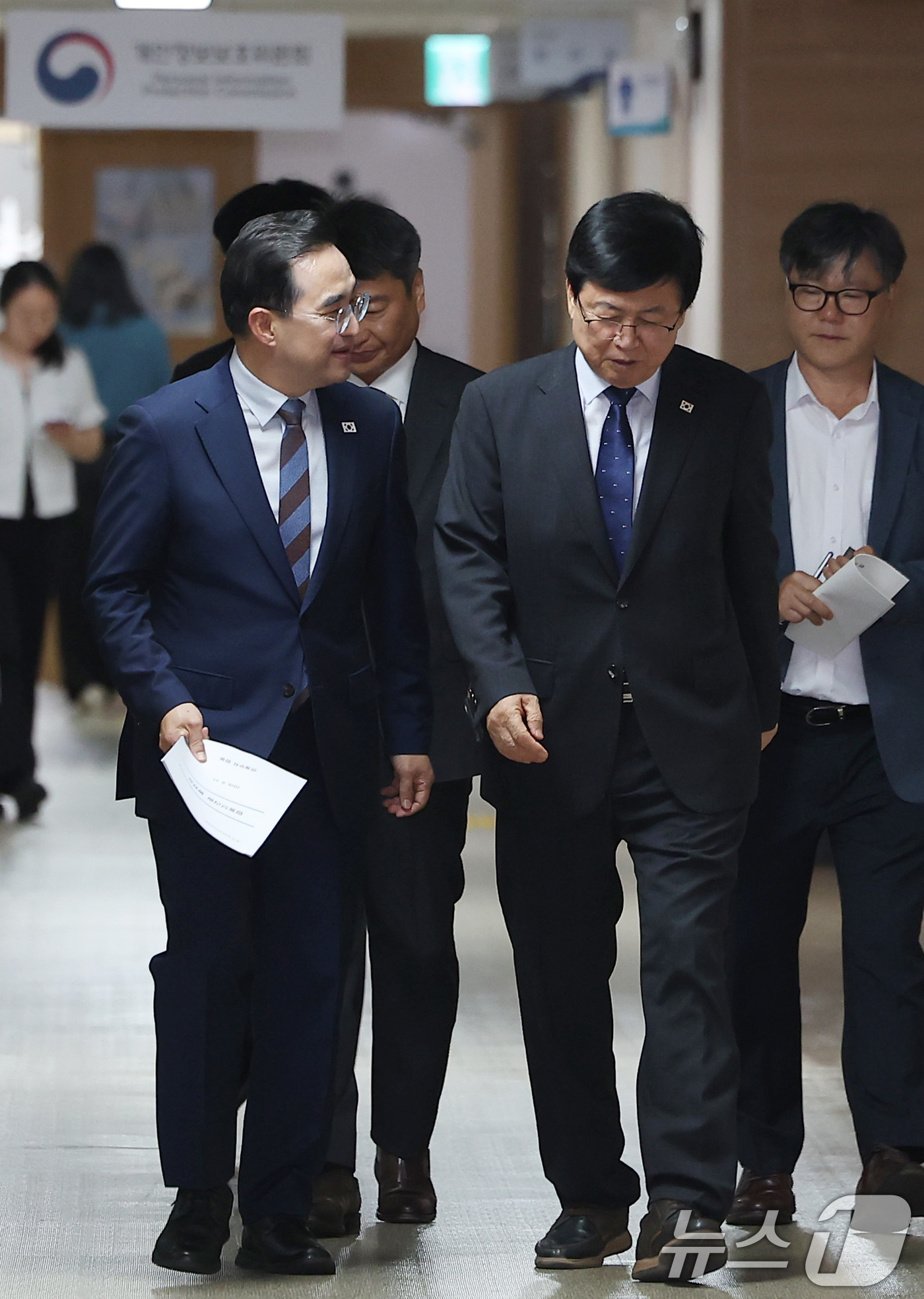 (서울=뉴스1) 김성진 기자 = 박홍근 기획예산처 장관(왼쪽)과 최교진 교육부 장관이 21일 서울 종로구 정부서울청사에서 열린 제1차 재정운용전략협의회 관계부처 합동 브리핑에 참석 …