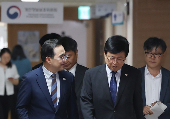 재정운용전략협의회 합동 브리핑 참석하는 박홍근·최교진