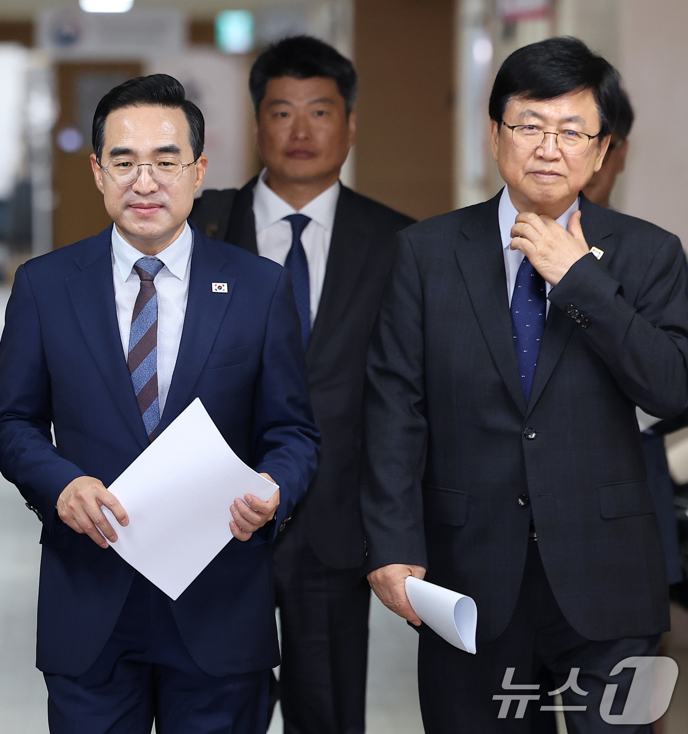 (서울=뉴스1) 김성진 기자 = 박홍근 기획예산처 장관(왼쪽)과 최교진 교육부 장관이 21일 서울 종로구 정부서울청사에서 열린 제1차 재정운용전략협의회 관계부처 합동 브리핑에 참석 …