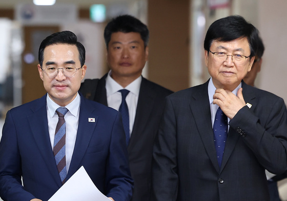 브리핑 참석하는 박홍근·최교진